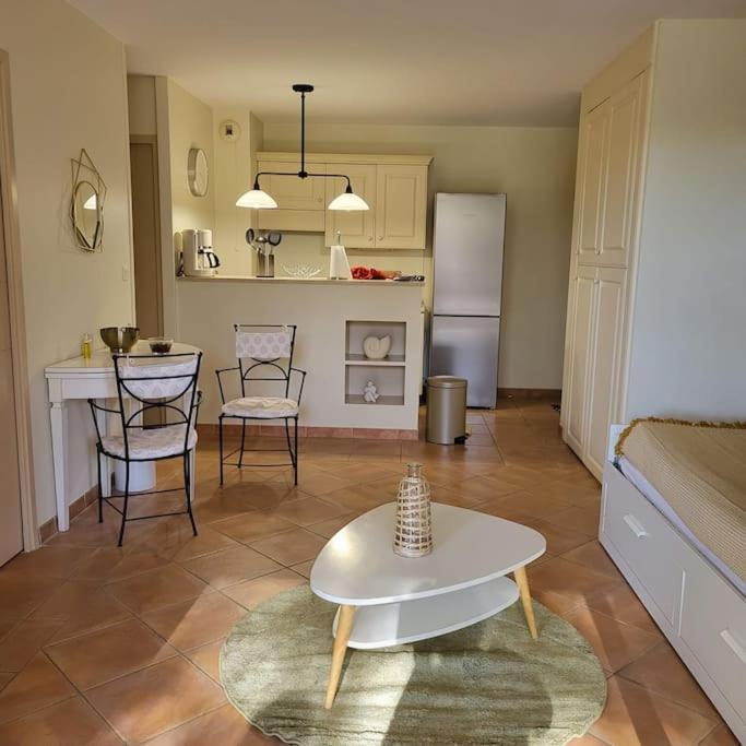 La Calade Apartment L'Isle-sur-la-Sorgue Bagian luar foto